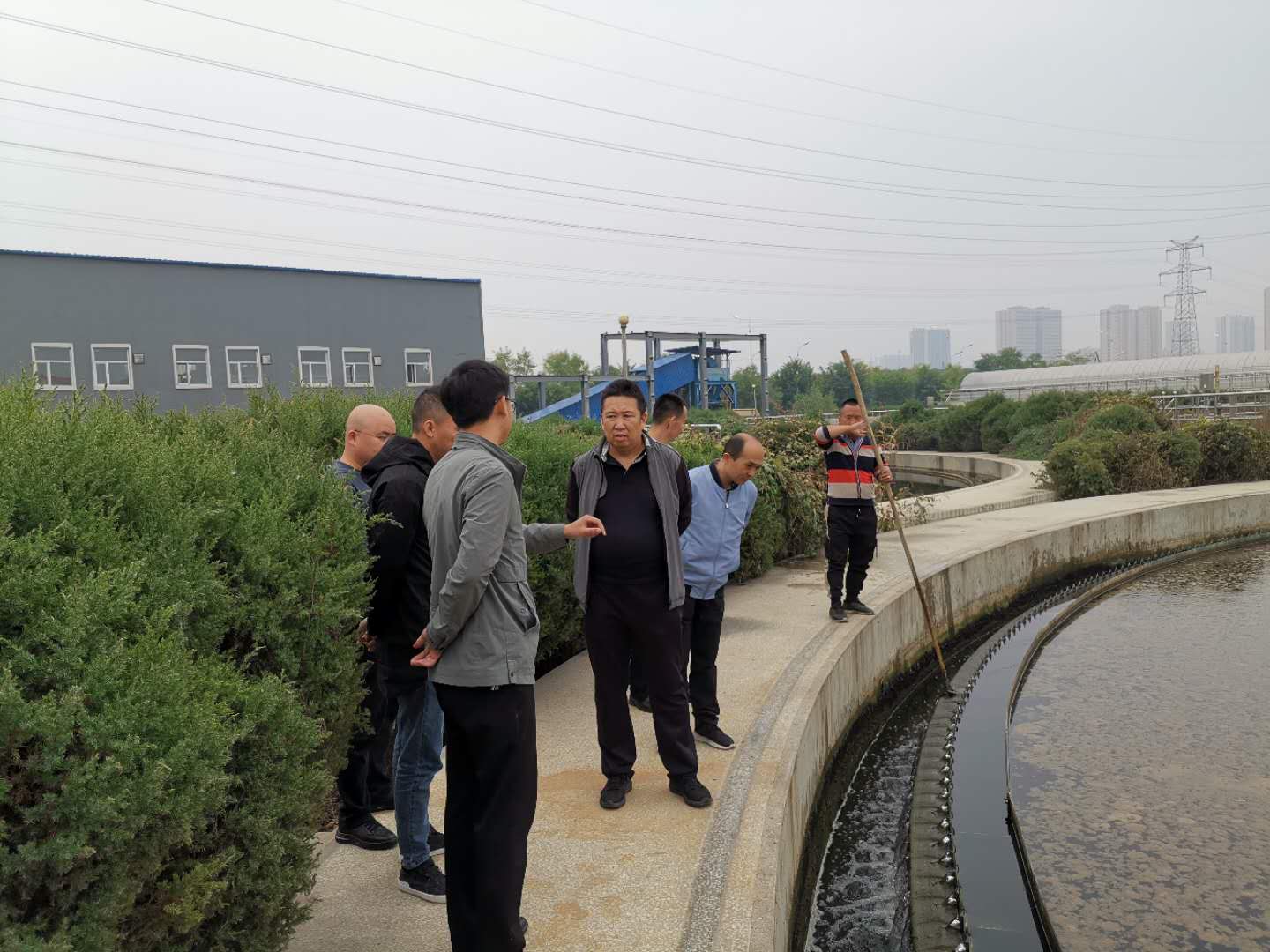 公司總經(jīng)理王建人在供水、污水生產(chǎn)一線開(kāi)展風(fēng)險(xiǎn)隱患排查 (2).jpg