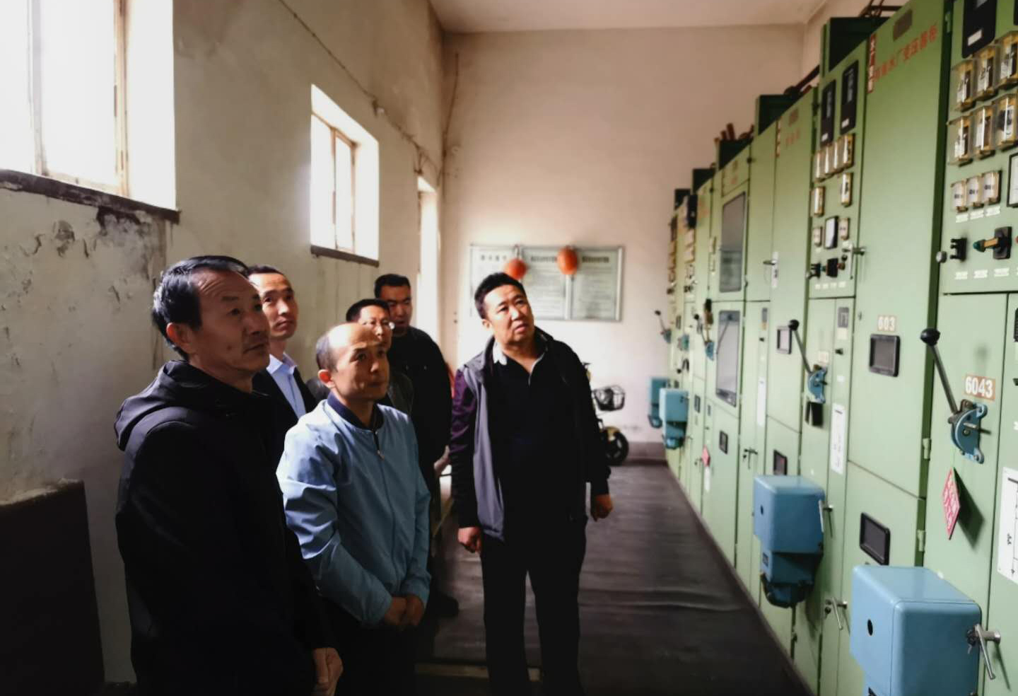 公司總經(jīng)理王建人在供水、污水生產(chǎn)一線(xiàn)開(kāi)展...