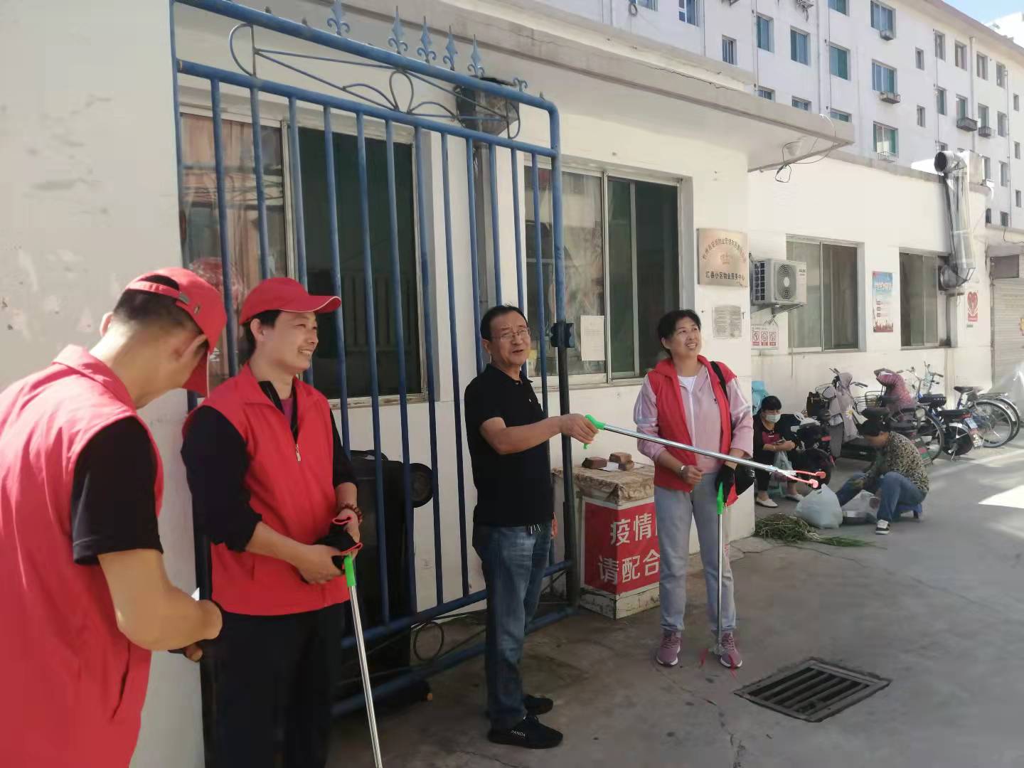 01-9月9日黨委委員、財務(wù)總監(jiān)辛建人在匯春小區(qū)檢查指導(dǎo)志愿者服務(wù).jpg